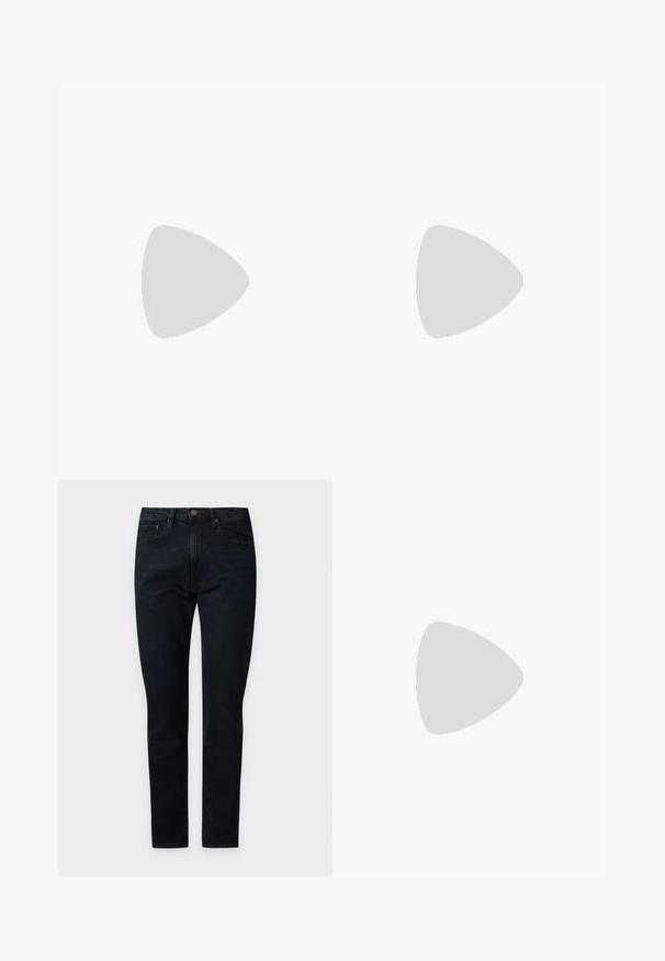 Kurzärmliges T-Shirt mit Rundhalsausschnitt in hellbeige, aus weicher Baumwolle mit lockerem Schnitt und ohne sichtbare Muster oder Akzente.; Schwarze Slim-Fit-Jeans mit Vorderknopf und Reißverschluss, Fünf-Taschen-Stil, flach auf hellem Hintergrund gezeigt.; Schwarze Lederloafer mit glanzendem Finish, abgerundetem Zehenbereich, subtilen Steppnähten und einer dicken Gummisohle für Langlebigkeit.; Dunkelbraune Lederaktentasche mit zwei Griffen, einem abnehmbaren Schulterriemen und einem kleinen Logo vorne auf schlichtem Hintergrund.