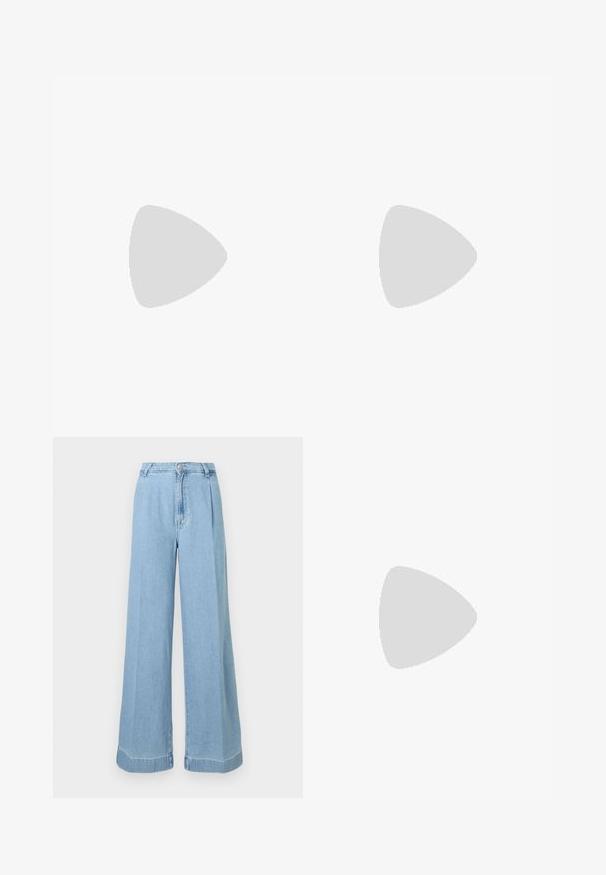 Schwarzes T-Shirt mit kurzen Ärmeln und Rundhalsausschnitt mit dezent eingeprägtem Calvin Klein Logo mittig auf der Brust.; Helle blaue Jeans im weit geschnittenen Schnitt mit hoher Taille, Falten an der Vorderseite und einem rohen Saum für einen lässigen Look.; Schwarzer flacher Lederschuh mit spitzer Kappe und goldenem CK-Logo auf dem Riemen, auf beigem Teppich neben einem runden bernsteinbraunen Tisch platziert.; Schwarze Leder-Schultertasche mit langem Träger, Seitentaschen und eingeprägtem Calvin Klein-Logo auf der Vorderseite.