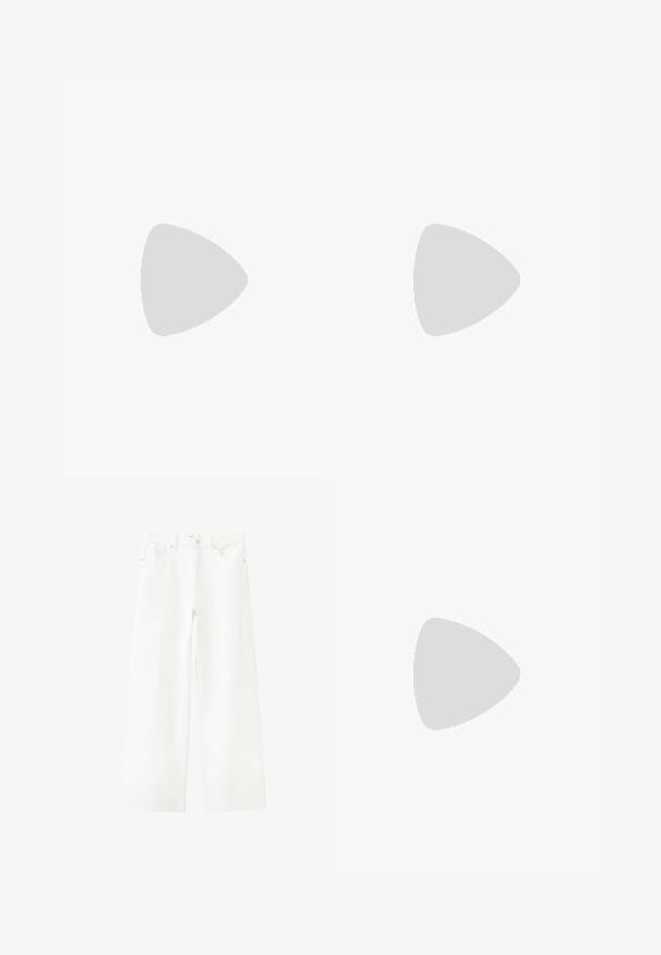 Olivgrünes Kurzarmoberteil mit rundem Halsausschnitt und einer Schleifendetail vorne. Weiches, strukturiertes Material mit einer lockeren Passform.; Weiße Jeans mit weitem Bein, vorderen Taschen, Gürtelschlaufen und Knopfverschluss am Bund.; Weißer Sneaker mit silbernen Streifen, Wildlederzehenkappe und Klettverschluss. Texturierte Gummisohle in Karamellfarbe. Minimalistisches Design mit glatter Oberfläche.; Braune Wildlederhandtasche mit weichem, gerafftem Körper und zwei dünnen Schulterriemen, die aufrecht vor einem weißen Hintergrund lehnt.
