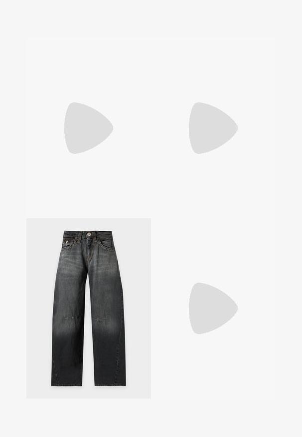 Sort ærmeløs tanktop med et dristigt dødningehoved og korsfakta-tryk med et hjerte, flerfarvede accenter og teksten "Love Dies Hard".; Sorte vidde jeans med knaplukning, for- og baglommer samt synlige sømdetaljer på benene.; Ben iført mørke ribbede leggings kombineret med sorte balletsko med små sløjfedetaljer på hvid baggrund.; Sort rektangulær skuldertaske med lange tynde stropper og en glat, blank tekstur på en ensfarvet baggrund.