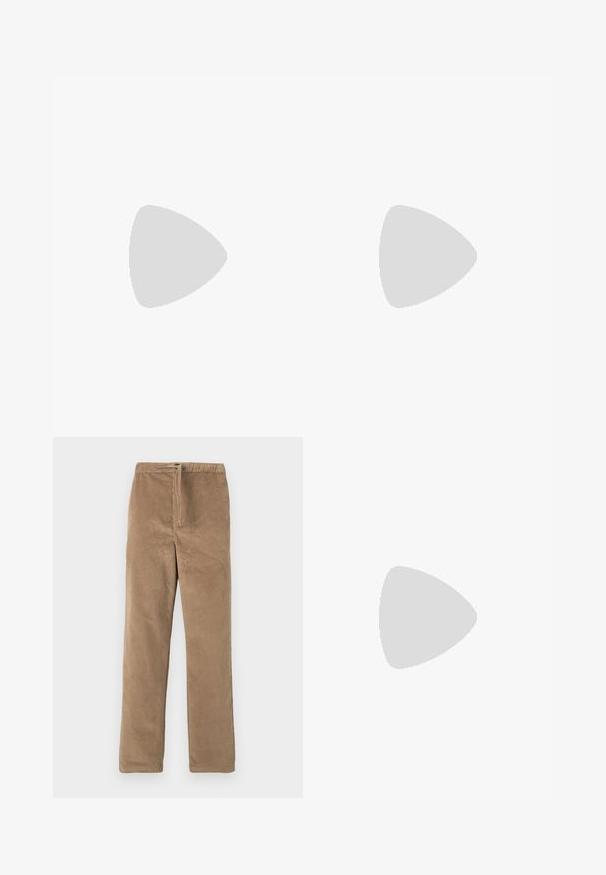 Effen donkermarineblauwe t-shirt met korte mouwen en ronde hals, voorzien van een klein reliëflogo nabij de onderzoom.; Bruine ribfluwelen broek met elastische tailleband en koord aan de voorkant, recht model, weergegeven op een witte achtergrond.; Zwarte lage leren sneaker met vetersluiting aan de voorkant en een platte rubberen zool, gezien van de zijkant tegen een effen witte achtergrond.; Donkerbruine stoffen heuptas met diagonale ritssluiting en klein wit logo aan de voorkant, tegen een effen lichte achtergrond.