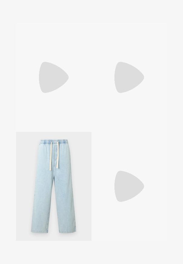 Top blanco de manga larga con escote cuadrado y detalle recortado en la parte posterior. Fabricado en una tela suave y elástica. Diseño ajustado.; Pantalones de mezclilla azul claro con piernas anchas, cintura elástica y cordón crema. Presentan una textura suave y costuras limpias en el dobladillo.; Zapatillas de deporte de ante y cuero negro con un swoosh lateral en crema y un talón en crema claro. Presenta cordones beige y una suela de goma marrón.; Mujer con blusa de estampado en blanco y negro sosteniendo un bolso de hombro rojo brillante sobre un fondo liso.