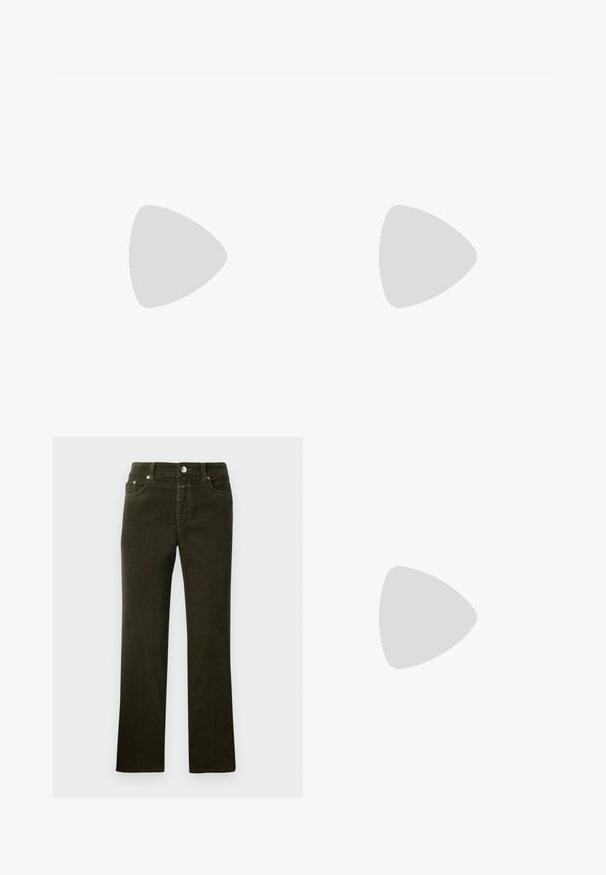 Witte mouwloze top met dunne bandjes, met geplooide textuur en kantaccenten langs de halslijn. Lichte katoenen stof.; Rechtafstaande, donker olijfgroene corduroy broek met een vijf-pocket ontwerp, metalen knoop en ritssluiting. Zachte textuur met zichtbaar ribpatroon.; Zwarte leren slingback-hakken met een spitse neus, verstelbare band en een elegante stiletto-hak, met een gladde afwerking.; Zwarte draagtas met brede crèmekleurige gestreepte handvatten en afneembare schouderriem, zilverkleurige drukknoopsluiting, gestructureerde rechthoekige vorm.