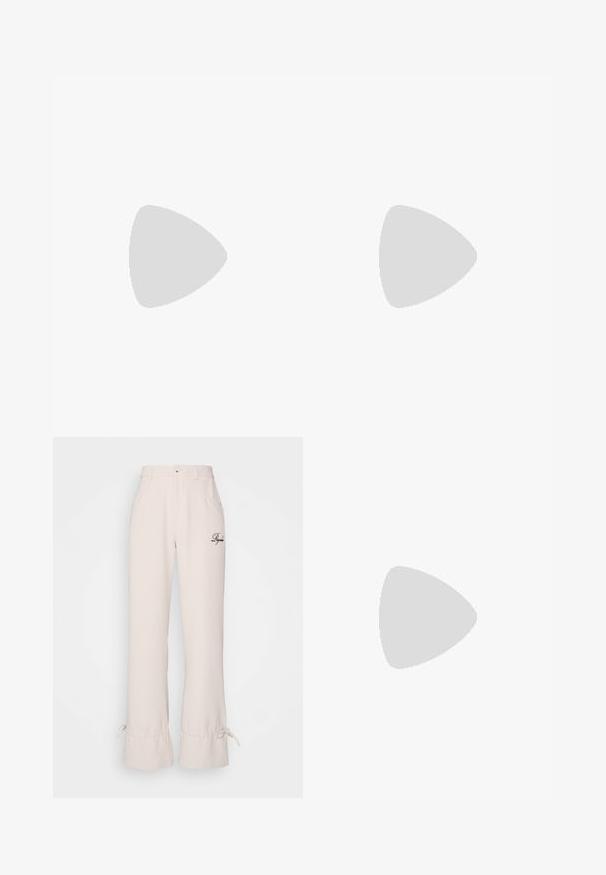 Cremefarbenes, oversized T-Shirt aus weichem Stoff, mit Rundhalsausschnitt und kurzen Ärmeln. In der Mitte steht der schwarze Text „VENUS.“; Beige Wide-Leg-Hosen mit hoher Taille, Fronttaschen, dezentem Rüschendetail am Saum und gesticktem Logo in Dunkelbraun.; Beige-weißer klobiger Sneaker mit dicker Sohle, Mesh- und Lederpaneelen, ovalen Aussparungen in der Zwischensohle, Zuglaschen an Zunge und Ferse.; Beige Lederhandtasche mit einer geschwungenen Form, Kettenriemen, silberner Hardware und abnehmbarem kleinem Täschchen. Texturiertes Band mit Logo-Muster.