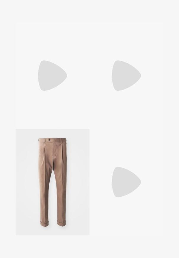 Beige Poloshirt mit Kragen und dreiknopfiger Leiste. Kurze Ärmel, weiche Textur und gerader Saum. Minimalistisches Design.; Khakihosen aus strukturierter Stoffqualität, mit hoher Taille, Falten und umgeschlagenen Säumen, sowie einem einzelnen Knopfverschluss an der Taille.; Schwarze Leder-Lederschuhe mit abgerundeter Zehenpartie und dekorativem Schnallenakzent. Flacher, solider Absatz und durchgehend glatte Oberfläche.; Gekringelter glatter brauner Ledergürtel mit silberner rechteckiger Schnalle, graviert mit "Tiger of Sweden" auf neutralem Hintergrund.