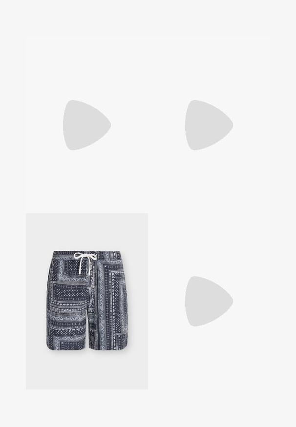Beige polo skjorte med krave og tre-knaps lukning. Korte ærmer, blød tekstur og lige søm. Minimalistisk design.; Marineblå badeshorts med hvid paisley og geometrisk bandana mønster, med elastisk taljebånd og hvid snøre foran.; Mørkebrun læder bådsko med lysebrun sål og snøre detaljer, vinklet over en grå gulv med hvide gardiner i baggrunden.; Par sølv manchetknapper formet som hestesko med indgraveringen "LUCKY" og små stjernedetaljer på en ensfarvet hvid baggrund.