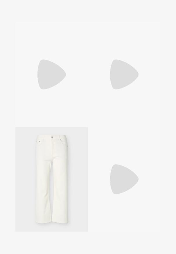 Kortærmet V-hals t-shirt i teal blå, lavet af letvægtsstof med en tekstureret overflade, med en ren kant og afslappet pasform.; Hvide cropped flare-jeans med frontknap og lynlås, bæltestropper samt lommer foran og bagpå, vist på en ensfarvet baggrund.; Hvide kanvas sneakers med rund tå, snørebånd fortil, og et gyldent detalje på hælen. Har et lille emblem på siden.; Hvid læderhåndtaske med en buet form, sorte detaljer og en sølv kædetraspen. Har en lynlås lukning og præget logo på fronten.