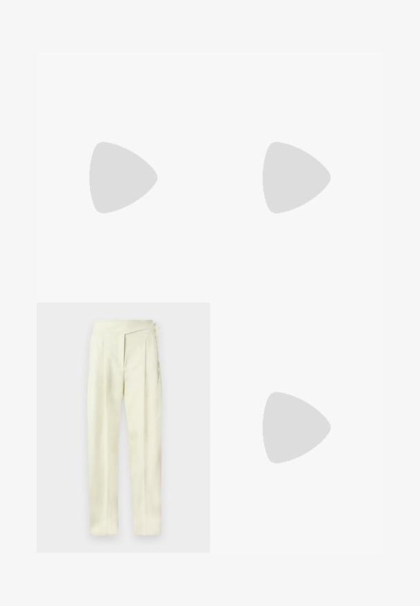 Haut jaune sans manches avec de fines rayures verticales sombres, buste froncé, détail taille péplum et larges bretelles.; Pantalon taille haute couleur crème, coupe ajustée avec plis, fermeture latérale et jambes droites, sur fond uni.; Sandale beige à talons hauts avec bride à la cheville posée sur des lattes en bois en extérieur, avec un arrière-plan flou de verdure et de béton.; Petit sac à main en cuir jaune pâle avec devant froncé, ferrures dorées et bandoulière réglable sur fond blanc.