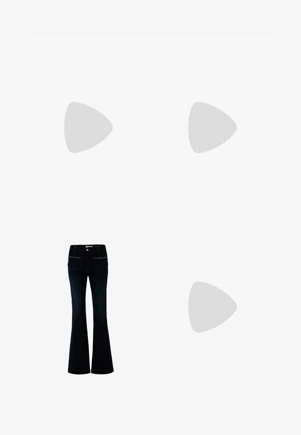 Camisa blanca lisa de mujer con mangas largas, cuello redondo, bajo recto y sin patrones ni logos visibles.; Pantalones vaqueros acampanados negros de cintura alta, con botón y cremallera en el frente, y dos bolsillos delanteros con cadenas decorativas.; Botines de ante color arena con detalles de cuero marrón, ojales dorados y una suela texturizada. Calcetines blancos visibles por encima de los botines.; Bolso de ante negro con ribete de cuero suave, doble asa redonda, correa desmontable y cierre metálico con cremallera. Logo estampado en la parte frontal.