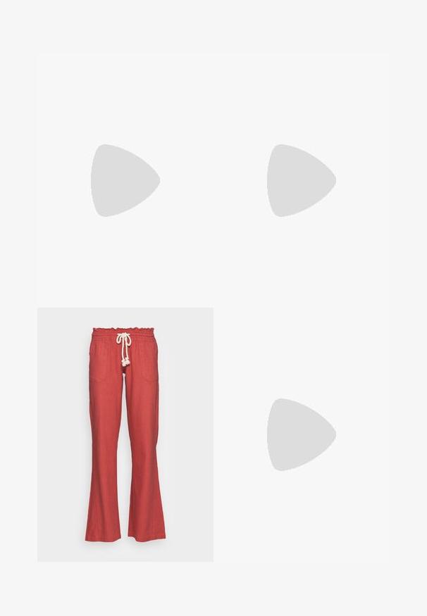 T-shirt blanc à manches courtes en coton, présentant une coupe décontractée, un large décolleté et un design minimaliste sans motifs ni accents.; Pantalons en lin rouges avec jambes évasées, comportant deux poches avant et une ceinture élastique avec un cordon blanc. Finition en tissu texturé.; Baskets basses en toile blanche avec lacets blancs, bandes noires sur la semelle et embout en caoutchouc texturé, vue de côté sur fond blanc.; Lunettes de soleil noires en forme d'œil de chat avec des verres gris foncé, monture en plastique élégante, coins pointus et branches droites. Pas de métal visible ni d'accents.