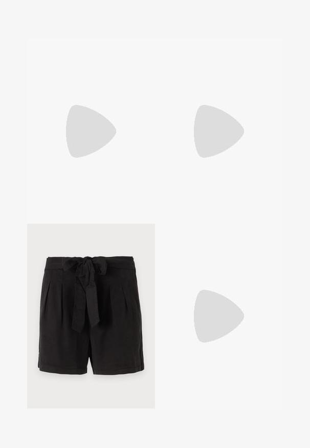 Zwarte blouse met korte mouwen, V-hals en knoopsluiting aan de achterkant, losse pasvorm, gemaakt van gladde stof.; Zwarte katoenen shorts met een strikgordel in de taille, plooien aan de voorkant en zijzakken. Gladde textuur en casual ontwerp.; Zwarte leren platte schoen met een spitse neus, geplooide details rond de opening en een zilveren gespaccentueerde verstelbare band.; Zwarte leren handtas met een gestructureerd ontwerp, een bovenhandvat, een afneembare schouderriem en hardware in goudkleur op een magnetische sluiting.