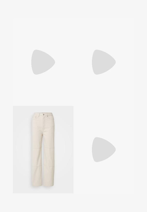 Lys grøn bomulds t-shirt med korte ærmer, rund halsudskæring og broderet logo på brystet. Glat tekstur og afslappet pasform.; Lysebeige vide jeans lavet af bomuld. Har høj talje, frontlukning med knap og to vandrette søm accenter på benene.; Sølv- og sandfarvet ruskinds sneaker med en struktureret gummisål, beige snørebånd og et logo trykt i gult på siden.; Olivengrøn håndtaske med en glat overflade, en afrundet topkant og et enkelt sort håndtag. Den har et minimalistisk design og en triangulær bund.
