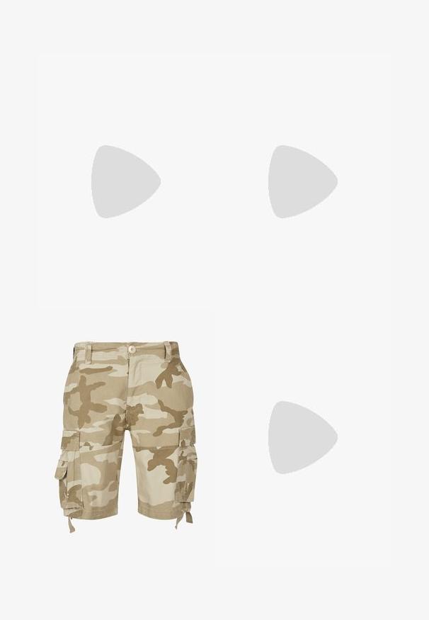 Rød- og hvidstribet kortærmet t-shirt med rund hals, lavet af stof med en glat tekstur. Har jævne vandrette striber.; Beige camo cargo shorts lavet af bomuld. Har sidelommer, knaplukning og en afslappet pasform. Forstærkede sømme med justerbare snore.; Hvide Nike Air Force 1 sneakers med en glat læderoverdel, lysegrå accenter, perforeringer på tåen og en struktureret gummisål.; Ray-Ban solbriller med grønne linser, sorte plastikstel og gyldne detaljer ved kanterne. Firkantet form med mat finish.