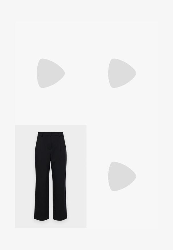 Camiseta blanca de manga corta con finas rayas horizontales negras y un pequeño corazón rojo bordado en el pecho izquierdo.; Pantalones negros de corte recto, con cinturilla, pliegues frontales y bolsillos laterales. Fabricados en una tela suave.; Botines de cuero negro con punta afilada, cierre de cremallera, tacón curvado y una correa decorativa con detalles metálicos.; Gafas de sol negras y angulares con lentes grises; fabricadas en plástico, con varillas gruesas de superficie suave y sin herrajes visibles.
