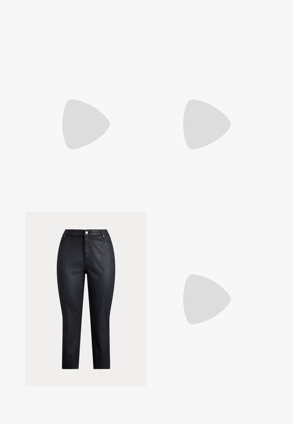 Hvid tætsiddende top med bådudskæring, korte opsmøgede ærmer og et glat, blødt stof. Simpelt design uden mønstre eller udsmykninger.; Sorte, højttaljede, tætsiddende bukser med knap- og lynlåslukning foran, forlommer og bæltestropper, vist på en ensfarvet baggrund.; Sort ruskindsko med en guldfarvet metalspænde foran og gummigrebspunkter på sålen og hælen.; Sort læderhåndtaske med to håndtag, frontklap med knaplukning, hvide syninger og lille hestelogo på ensfarvet baggrund.