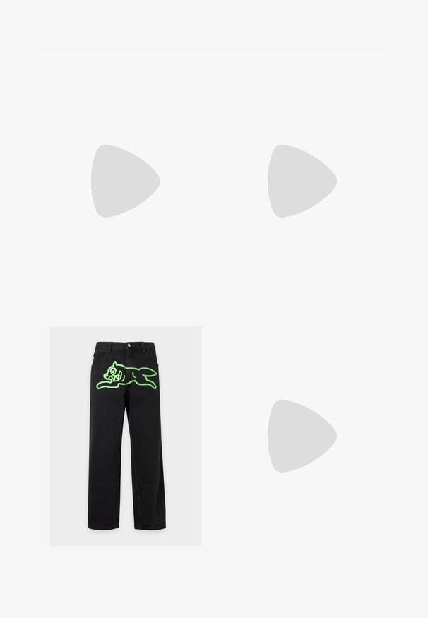 T-shirt en coton jaune avec un grand motif de smiley noir, coupe oversize et logo sur la manche. Texture douce et manches courtes.; Jean noir à jambes larges avec passants de ceinture et un motif de chien dessin animé vert vif s'étirant sur la partie avant de la taille.; Chaussure de ville noire en cuir poli à lacets, avec une semelle épaisse, un bout arrondi et un petit talon, montrée de profil sur un fond uni.; Petit sac bandoulière en cuir beige avec bandoulière réglable, poche zippée à l'avant et motif répété du logo noir MCM.