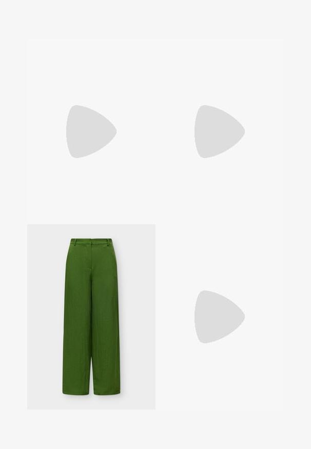 Groene, mouwloze top met een ronde halslijn en licht gestructureerde schouders. Heeft een textuurstof en een discrete ritssluiting aan de achterkant.; Broek met hoge taille en brede pijpen in effen olijfgroen, met riemlussen en een gladde sluiting aan de voorkant.; Benen met donkere geribbelde leggings gecombineerd met zwarte ballerina's met kleine strikdetails op een witte achtergrond.; Groene leren hobotas met een slordig ontwerp, gebogen handvat en een gladde textuur. Bevat geen zichtbare hardware of accenten.