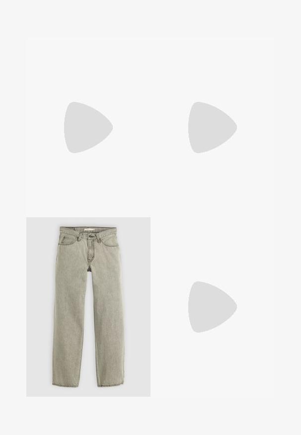 Haut cache-cœur sans manches gris foncé avec des fines bretelles nouées au cou et à la taille, liens en tissu tombant sur fond clair.; Jeans gris clair à jambe droite avec fermeture à bouton et zip à l'avant, passants de ceinture et design à cinq poches.; Escarpins en cuir verni noir avec un bout pointu et un petit talon carré. Sangle réglable à la cheville avec boucle.; Sac à main en cuir noir de forme rectangulaire, doté d'une seule ansse structurée, de quincaillerie argentée et d'une fermeture éclair. Texture lisse.