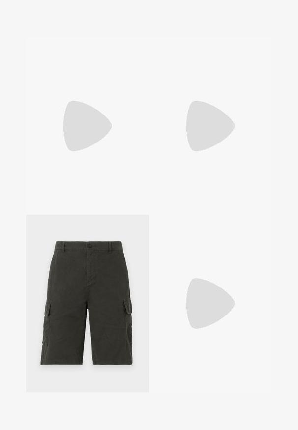 Witte katoenen T-shirt met een ronde hals, zwarte schouderaccenten en een klein geel logo op de linkerkant van de borst. Korte mouwen.; Donkergroene cargoshorts van een lichte stof, met twee zijzakken en een knoopsluiting bij de taille.; Witte leren lage sneaker met veters, zwarte hielstrook en "BOSS"-logo, zwevend binnenshuis bij een glazen stenen muur en gepolijste vloer.; Zwarte schoudertas van textuurstof, met logo aan de voorkant, ritssluiting en verstelbare schouderband. Voorzien van een gladde leren rand.