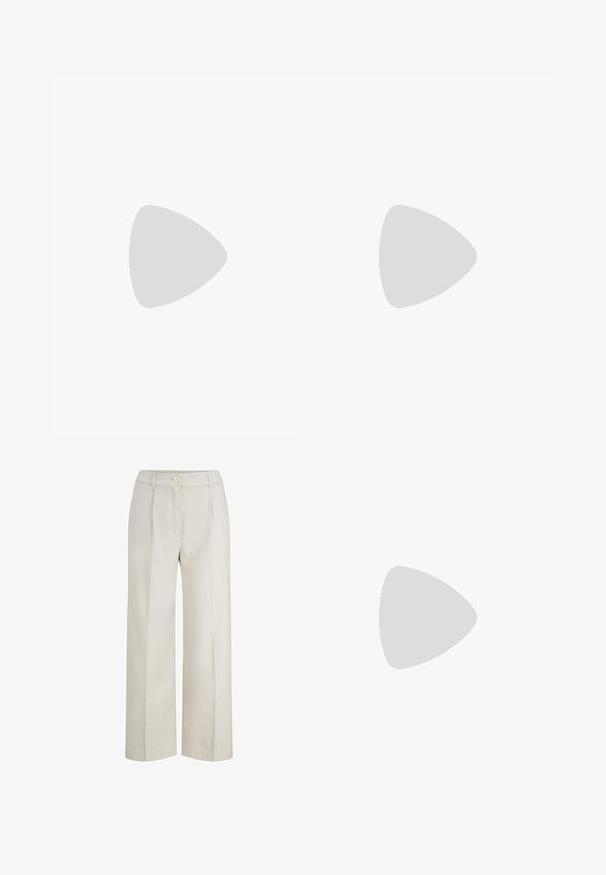 Chemise à motifs bleu marine, crème et bleu clair avec un décolleté en V, manches trois quarts et deux boutons à l'avant. Texture froissée.; Pantalon large beige clair en tissu texturé. Doté d'un bouton à l'avant, de plis et d'une taille haute.; Sneaker blanc avec un extérieur en cuir lisse, bout rond, six œillets, col rembourré et semelle en caoutchouc texturé. Logo de marque discret sur le côté.; Sac bandoulière en faux cuir texturé crème, de forme semi-circulaire, avec sangle réglable, coutures minimales et logo subtil en bas.