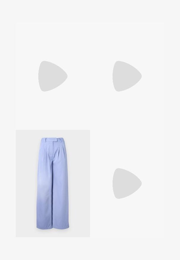 Even&Odd by Zalando Top - sky blue; Lichtblauwe wijde broek met een streepjespatroon, geplooide voorkant en een hoge taille. Gemaakt van een gladde stof met een zachte textuur.; Paarse sandalen met hoge hakken en bandjes met doorzichtige bandjes, decoratieve strikdetails en slanke stilettohak. Gladde textuur en stijlvolle uitstraling.; Kleine witte handtas met een gerimpeld lichaam, ronde handgreep versierd met parels en een afneembare schouderriem tegen een effen achtergrond.