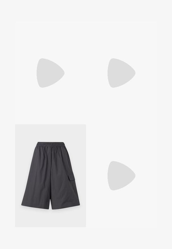Ærmeløs top i mørkegrå, med høj krave, rene linjer og en glat tekstur. Simpelt design uden mønstre eller udsmykninger.; Mørkegrå shorts med elastisk talje, glat front og sidelomme. Fremstillet af et let materiale. Løs, bred benstruktur.; Sort læder flad sko med spids tå, lav hæl og glat finish, vist fra siden på en lysegrå baggrund.; Sort læderhåndtaske med en buet silhuet, opsamlede sider, flettet håndtag og en lang tynd rem mod en hvid baggrund.
