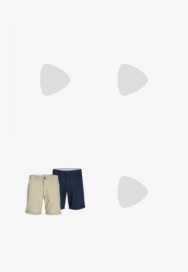 Next T-SHIRT  - T-shirt print - white japan; Khaki en marineblauwe katoenen shorts met opgerolde manchetten, voorzien van knoopsluitingen en een strakke uitstraling, geschikt voor casual kleding.; Donkerbruine leren instappers met een gladde textuur, decoratieve kwastjes en een contrasterende bruine zool. Klassiek slip-on ontwerp.; Rechthoekige zonnebril met dunne gouden metalen monturen en bruin getinte glazen, afgebeeld tegen een witte achtergrond.