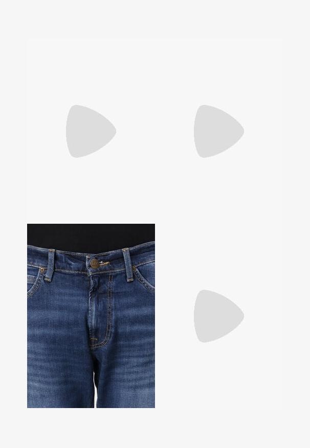 Schwarzes kurzärmliges Polo-Shirt mit einem strukturierten Rautenmuster, ausgestattet mit einem Kragen und geripptem Saum sowie Ärmeln.; Blaue Jeans aus Denim mit Vorderknopfverschluss, Gürtelschlaufen, kupferfarbenen Nieten und orangefarbener Naht.; Schwarze Lederloafer mit einem breiten Riemen über dem Rist, Gummisohle mit dicken Profilen und glatter Textur. Klassisches, schlankes Design.; Schwarze strukturierte Crossbody-Tasche mit verstellbarem Riemen, vorderer Reißverschlusstasche und geprägt logo in der Nähe des oberen Reißverschlusses.