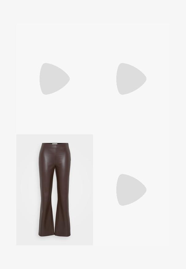 Camisole ajustée marron foncé avec de fines bretelles réglables et un décolleté en V.; ONLY Tall ONLSMOOTH KICK FLARE - Pantalon classique - seal brown; Escarpins à bout pointu en similicuir marron avec une texture crocodile, dotés d’un talon fin et angulaire ainsi que d’une doublure intérieure lisse.; Sac à épaule en cuir marron foncé avec une forme courbe, texture lisse et une seule sangle réglable. Doté d'une fermeture éclair.