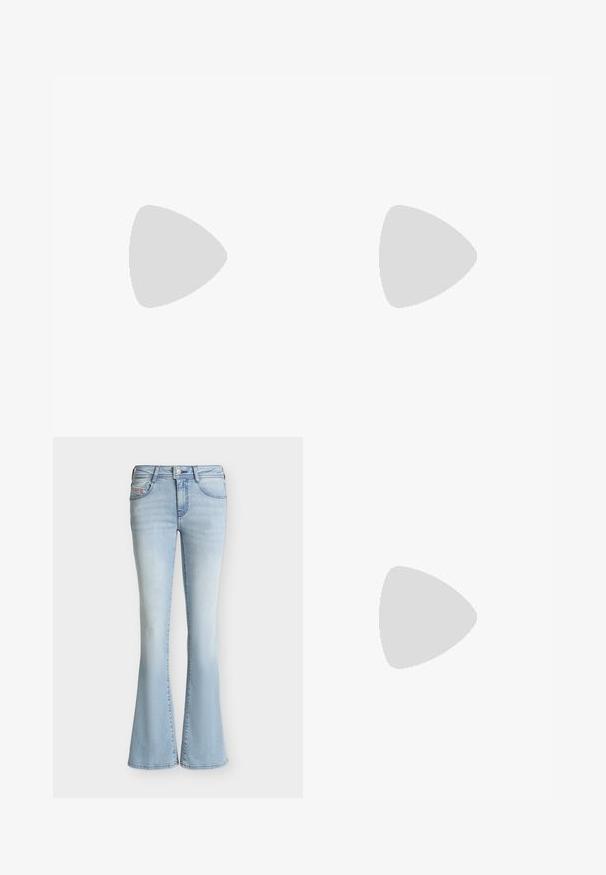 Graues Baumwoll-T-Shirt mit kurzen Ärmeln und Rundhalsausschnitt. Auf der Vorderseite befindet sich großer weißer Text "JUST JUICY".; Hellblaue Jeans mit ausgestelltem Bein, Fünf-Taschen-Design und Knopf- sowie Reißverschlussverschluss an der Taille.; Dunkelbrauner Plateau- Schuh mit dicker Sohle, mehreren Riemen mit Schnallen und einem Knöchelriemen mit runder Metallschnalle.; Braune rechteckige Schultertasche mit langen Trägern und minimalen Steppnähten vor einfarbigem Hintergrund.