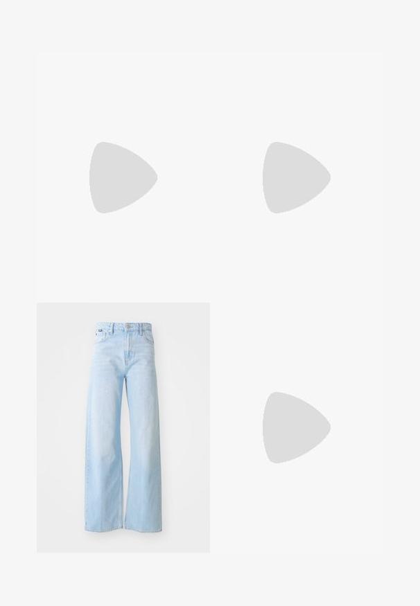 Pull en tricot noir avec des manches courtes, texture côtelée et encolure ronde. Plusieurs découpes créent un motif sur le devant.; Jeans à jambes larges bleu clair en denim, à taille haute, avec poches avant, fermeture à bouton et détails de couture au bas.; Bottine en cuir noir à bout pointu et petit talon kitten, présentée en angle devant un sol poli et un mur en blocs de verre.; Sac à main rectangulaire noir avec doubles poignées arrondies, fermeture éclair dorée et logo "HUGO" embossé sur le devant avec une étiquette en cuir attachée.