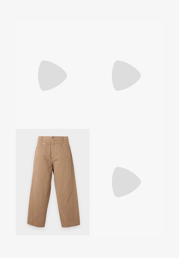 Camiseta de algodón morada de manga corta, que presenta un logo blanco que incluye "ALPHA INDUSTRIES" y un diseño geométrico.; Pantalones beige de pierna ancha con cierre frontal de botón y cremallera, dos bolsillos delanteros y costuras visibles sobre un fondo blanco.; Zapatilla deportiva baja blanca y gris con suela de goma, cordones blancos y la marca dorada "JACK & JONES" en el lateral, vista desde el lado exterior.; Pulsera de tono plateado con eslabones planos angulares y un cierre de langosta, exhibida sobre un fondo claro y liso.