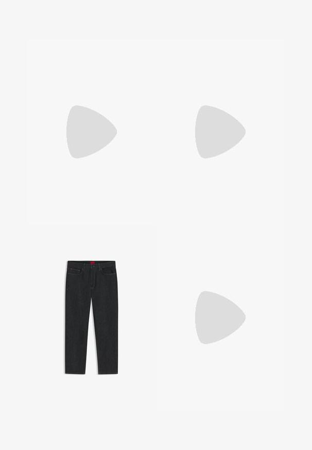 T-shirt polo beige avec un col, patte de boutonnage à trois boutons et logo noir brodé sur la poitrine gauche. Manches courtes avec accents blancs.; Jean en denim à lavage foncé avec une coupe droite, doté d'une étiquette de marque rouge à la ceinture et de détails de couture minimaux.; Chaussure plateforme noire en cuir à enfiler, avec une semelle épaisse et un petit logo doré "HUGO" près du talon sur un fond clair uni.; Ceinture en cuir noire roulée avec une boucle rectangulaire en argent gravée "HUGO" et une boucle en cuir avec une couture rouge.