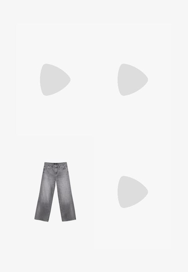 Haut noir à manches courtes avec un large col et une coupe ample. Fabriqué en tissu doux sans motifs ni embellissements visibles.; Jean en denim gris à jambes larges avec poches avant, passants de ceinture et fermeture à boutons, présenté à plat sur fond blanc.; Sneakers en suede noir avec trois bandes blanches, logo doré et semelle en caoutchouc marron. Présente un design à lacets à profil bas.; Sac à main en cuir noir brillant avec deux poignées, poche zippée à l'avant, détails avec boucle et bandoulière pour poignet sur fond blanc.