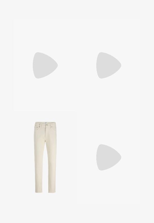 Camiseta de algodón blanca de manga corta, con un pequeño logo geométrico negro en el lado izquierdo del pecho. Corte recto y escote redondo.; Pantalones vaqueros beige con diseño de pierna recta, cinco bolsillos, botón de metal y textura sutil. Estilo simple y versátil.; Zapatilla baja blanca con suela beige, cuello marrón, tira gris en el talón, logotipo dorado de Jack and Jones, vista desde el lado izquierdo sobre un fondo liso.; Bolso pequeño beige tipo bandolera con bolsillo frontal con cremallera, logo metálico de ALDO, correa ancha ajustable y forma rectangular redondeada sobre fondo blanco.
