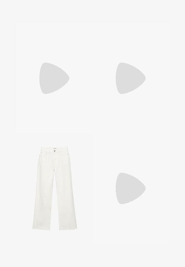 Groen T-shirt met korte mouwen van een gestructureerde stof, met een ronde halslijn en rechte snit. Eenvoudig ontwerp zonder extra patronen.; Witte denim wijde broek met steekzakken aan de voorkant, riemlussen, knoopsluiting en onafgewerkte zoomranden.; Gouden vegan leren sandalen met twee verstelbare banden, een kurken voetbed en een donker rubberen zool. Zachte textuur met metallic afwerking.; Gele macramé net tas met lange band en beige tasje erin, getoond op een effen witte achtergrond.