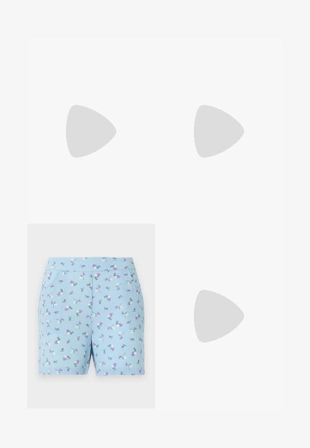 Pink ærmeløs top med firkantet udskæring. Har rynkede skulderstropper og en tætsiddende silhuet med en let udvidet kant.; Blå shorts lavet af blødt stof, prydet med et blomstermønster med hvide og lilla blomster, samt sidelommer. Designet til komfort og stil.; Ben iført mørke ribbede leggings kombineret med sorte balletsko med små sløjfedetaljer på hvid baggrund.; Lille sort blank håndtaske med to lange håndtag og snøre-detaljer i siden på en ensfarvet lys baggrund.