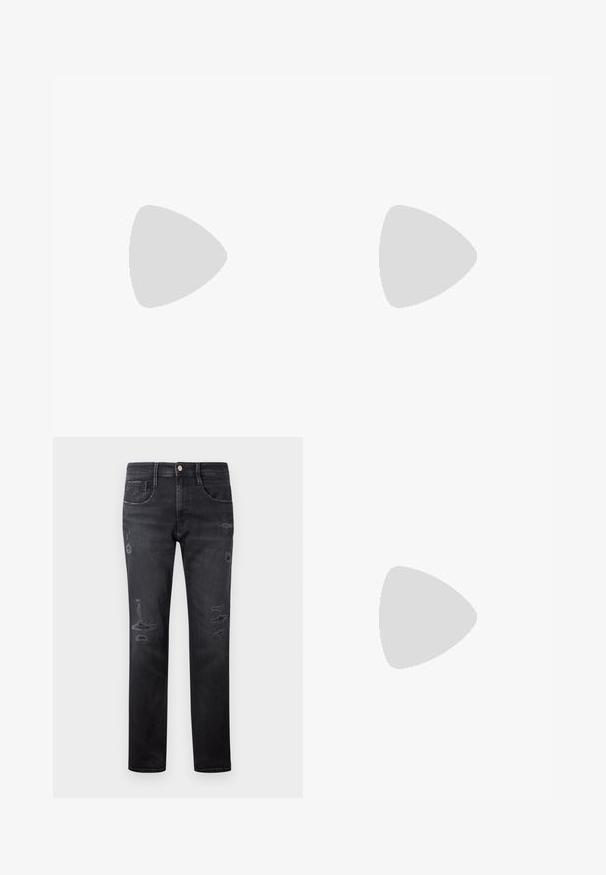 Mustvalge lühikeste varrukatega polo särgiga, millel on krae, esiküljel "REPLAY" logo, number "981" ja Itaalia lipu emblem.; Mustad denim püksid sirge lõikega, millel on kulumise jäljed, viis taskut, väike metallist nupuke ja vöökohal vöölõngad.; Valged nahast spordijalatsid siledast nahast viimistlusega, ümarate varvastega, lamekestega ja tekstuuriga tallaga. Hall suede aktsent kanna juures.; Kandilised mustad prillid tumedate läätsedega. Kitsad, lamedad käed, millel on kuldne aksent. Sile plastikraam mati viimistlusega.