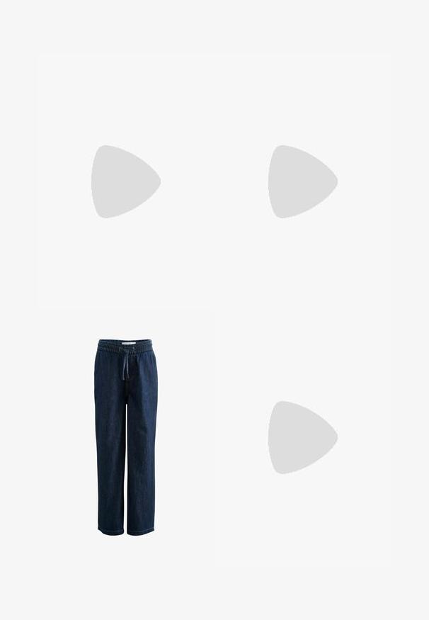 Grijze lange mouw wikkeltop van zacht materiaal, met een v-hals en een strik taille. De mouwen hebben een lichte puffdetail.; Donkerblauwe zwangerschapsjeans met elastische tailleband en koordje aan de voorkant, rechte pijp pasvorm en zichtbare stiksel details.; Lichtbeige en bruine sneaker met een dikke witte zool, zwevend boven een gestructureerd betonnen oppervlak en trappen in zacht licht.; Grote bruine leren handtas met een geweven textuur en een enkele schouderriem, afgebeeld tegen een effen lichte achtergrond.