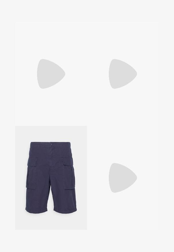 Mørkeblå kortærmet polo med krave, to-knaps stolpelukning og lille broderet logo på venstre bryst.; ASPESI BERMUDA LOU - Shorts - blue; Hvide sneakers lavet af læder og ruskind, med snørestropper, en tan gummisål og et lille logo på siden.; Klare plastik solbriller med rektangulære brune linser, med tynde, transparente stænger og metal accenter på templerne.