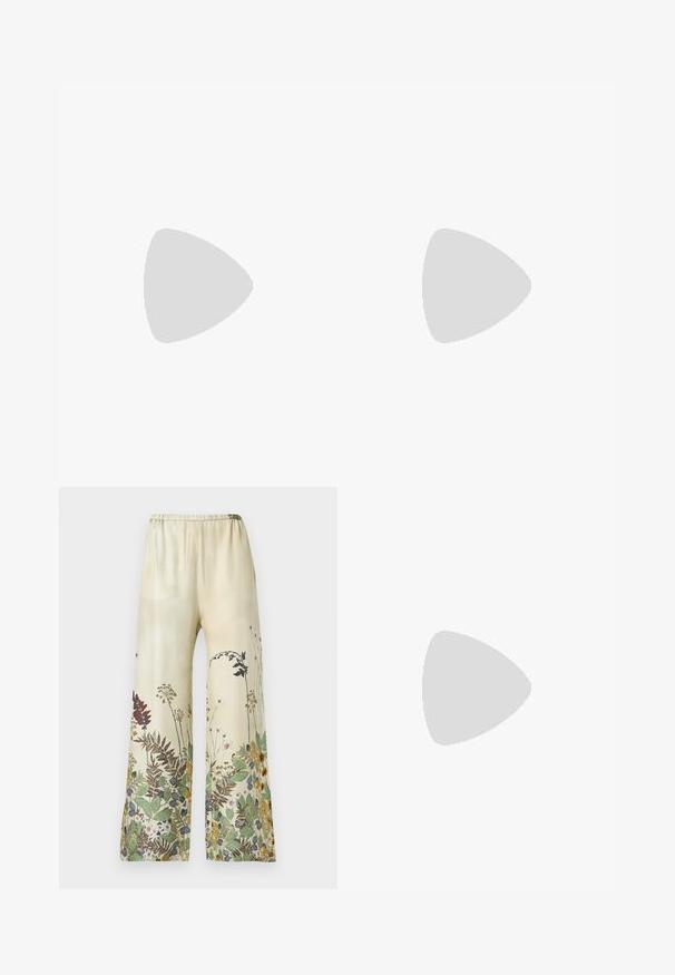 CLOSED NECK HOLDER - Top - black; Bukser med vide ben lavet af let stof, med en beige baggrund og flerfarvede botaniske print i grøn, rød og gul. Elastisk linning.; Mørkebrun laklædersandal med rem bagpå, lille hæl og tårem på hvid baggrund.; Brun vævet læder crossover taske med lynlåslukning, rund form og en flettet skulderrem. Har en lille, rektangulær logoplade.