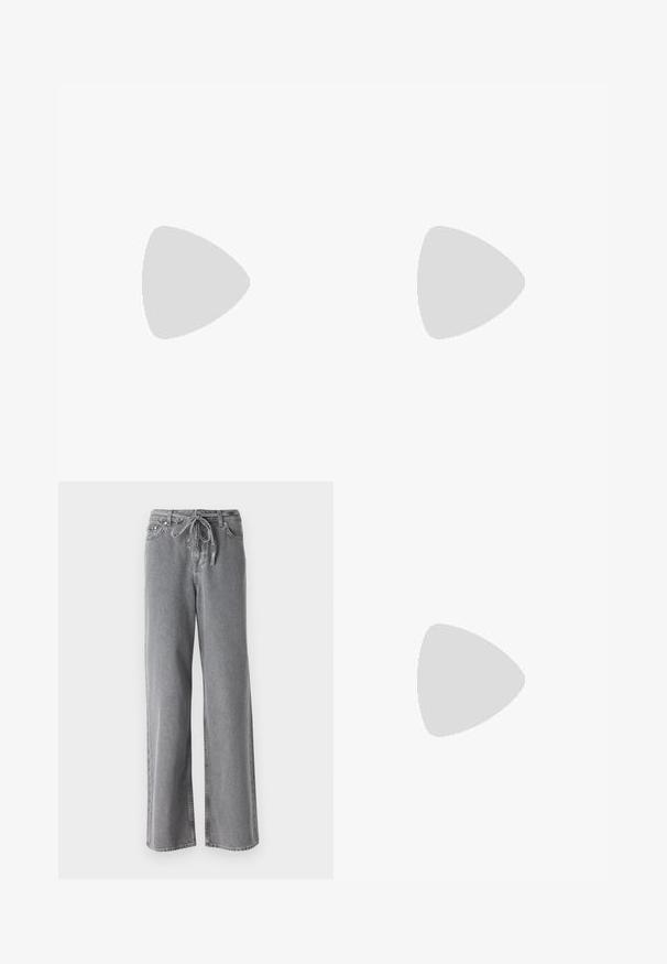 Schwarze Strickjacke mit langen Ärmeln, rippierter Textur, rundem Ausschnitt und gewelltem Saum. Mit Knopfleiste und dezenten Details.; Graue weit geschnittene Jeans aus Denim, mit einem Kordelzugbund und zwei Vordertaschen. Die Textur ist weich und hat ein leicht verwaschenes Finish.; Schwarzer Lederflatschuh mit runder Zehenform, einem verstellbaren Schnallenriemen und einer glatten, glänzenden Oberfläche. Minimalistisches Design mit einem niedrigen Absatz.; Schwarze lederne Handtasche mit glatter Textur. Verfügt über einen verstellbaren Riemen und ein elegantes, minimalistisches Design mit einem Reißverschluss.