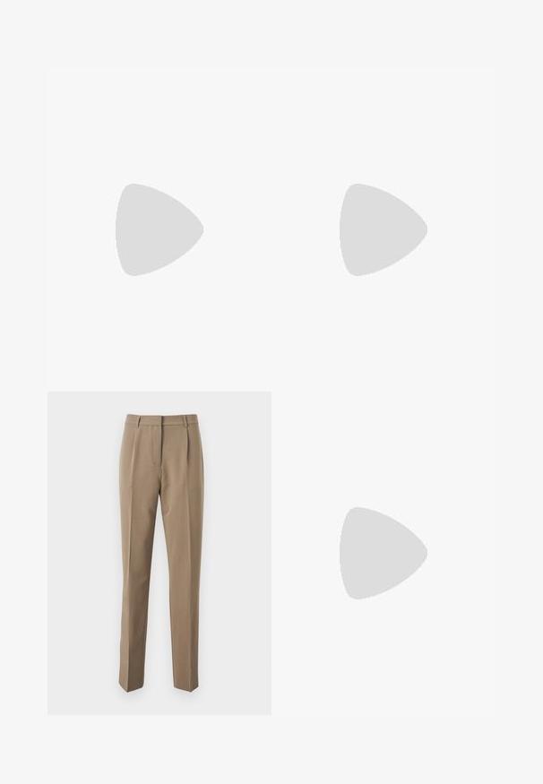 Suéter beige de manga corta hecho de un suave tejido de punto, con un escote redondo y un corte relajado. La textura es ligeramente peluda.; Pantalones marrones ajustados hechos de una tela suave, que presentan un diseño de pierna recta, pliegues frontales y una cinturilla con presillas para cinturón.; Mocasines de charol negro con un acabado elegante y suave, que cuentan con un tacón bajo y un diseño clásico con líneas curvas.; Bolso de mano de piel sintética marrón con forma rectangular, dos asas largas y sutiles acentos curvados en la parte delantera.