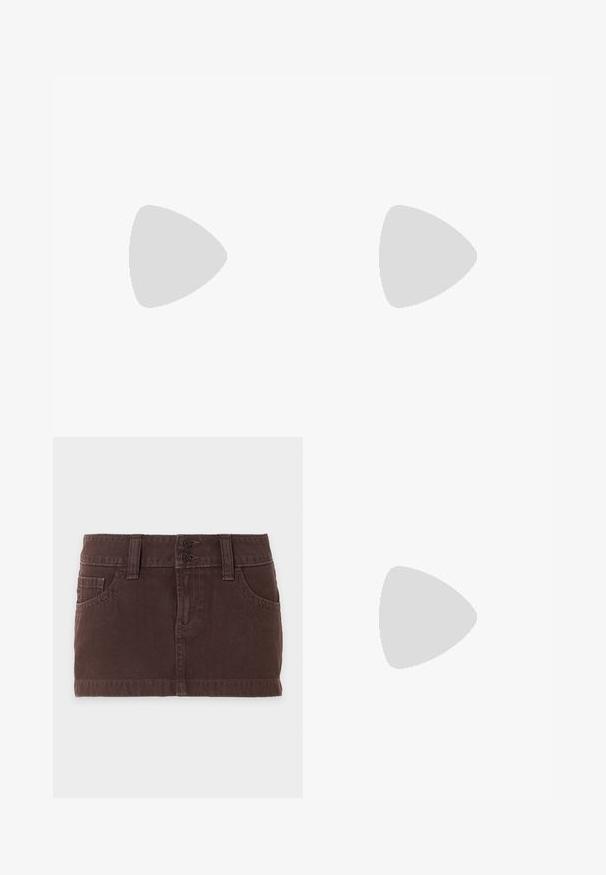 Haut marron côtelé sans manches à col montant carré et taille ajustée.; Mini-jupe en denim marron avec poches avant, passants de ceinture et double fermeture à boutons sur un fond clair uni.; Chaussure plate en cuir noir avec un nez pointu, des détails froncés autour de l'ouverture et un accent en boucle argentée sur la bride ajustable.; Petit sac à main noir brillant avec deux longues anses et des détails à cordon sur les côtés sur un fond clair uni.