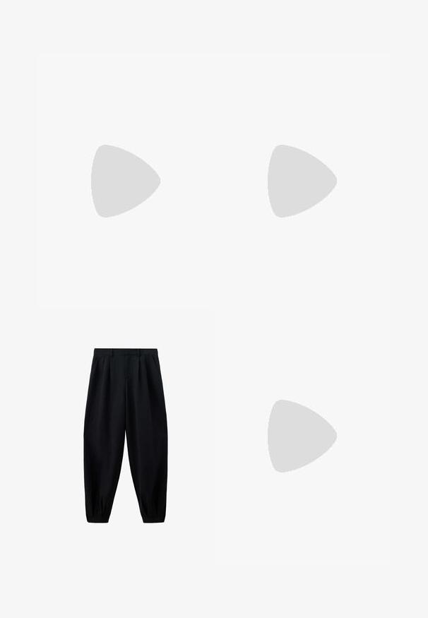 Body noir sans manches avec encolure dégagée et bretelles racerback, présenté sur fond blanc.; Pantalon noir taille haute effilé avec des plis à la taille et aux poignets, et des poches latérales, présenté sur fond blanc.; Sandale en cuir noir au design épuré et minimaliste. Dotée de deux fines lanières et d'un petit talon incliné. Texture lisse et bout ouvert.; Sac cabas en cuir noir avec de longues anses fines, une surface texturée et une ouverture large en haut.