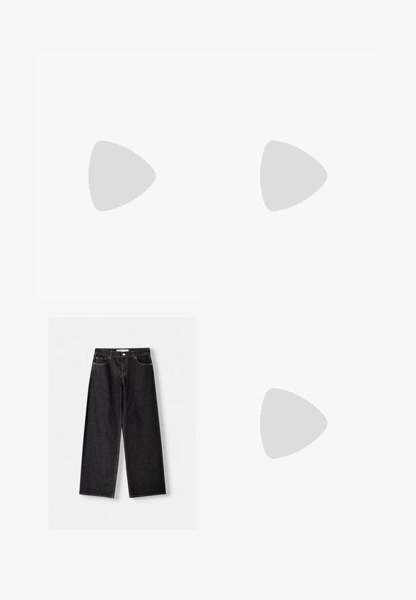 Sort kortærmet t-shirt lavet af glat stof. Har en rund halsudskæring og en afslappet pasform med en lige kant.; Sorte vidde bukser i denim med forlommer og sølvfarvet knaplukning, lagt fladt på en lysegrå baggrund.; Sort læder mule med spids tå, lav, slank hæl og design uden hæl, som man nemt kan træde i.; Sort rektangulær læderhåndtaske med to lange skulderstropper og en lynlåslukning øverst.