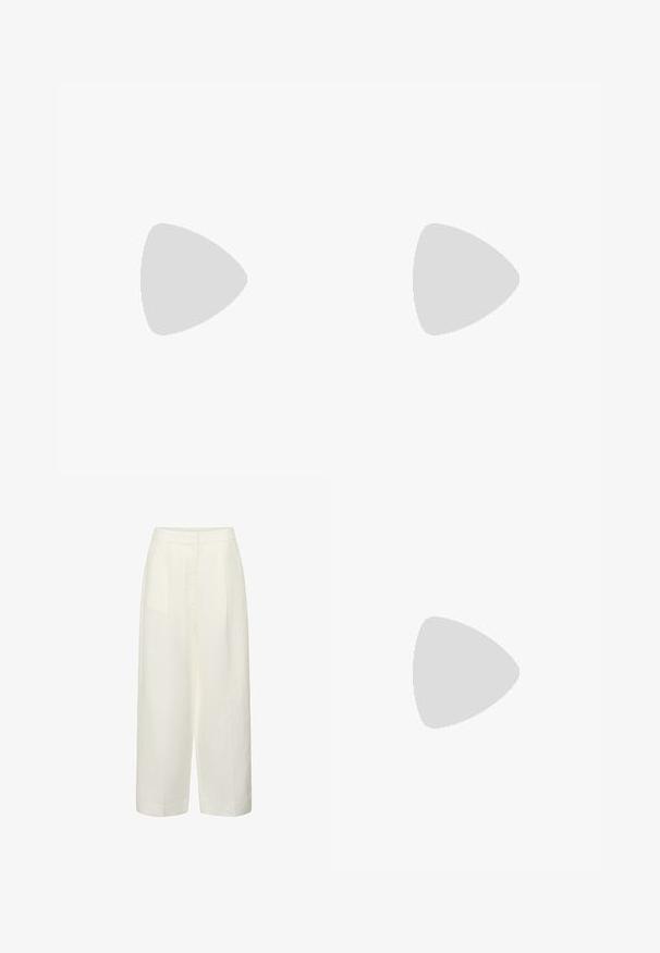 Top negro de manga larga con detalles fruncidos, cuello alto y dobladillo peplum acampanado. Fabricado con una tela texturizada y puños con volantes.; Pantalones blancos de pernera ancha y cintura alta, con costuras frontales y una pretina lisa, diseñados para un ajuste relajado y elegante.; Sandalia tipo tanga negra con suela acolchada y correa ajustable con hebilla plateada, mostrada de lado sobre un fondo blanco.; Bolso tote de ante marrón con asas de cuero oscuro y una pequeña etiqueta de cuero adjunta sobre un fondo liso y claro.