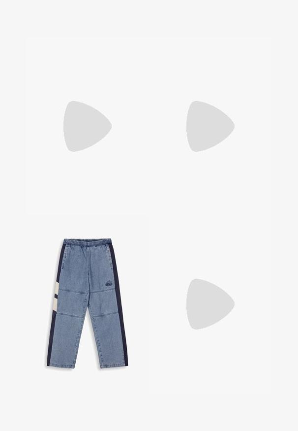 Lichtblauw T-shirt met korte mouwen en ronde hals, met een klein wit logo op de linkerborst, weergegeven tegen een effen achtergrond.; Jeans met een elastische tailleband, gemaakt van lichtblauwe hoofdstof, met marineblauwe zijkanten en een klein logo op één been.; Witte sportieve schoenen met een bovenkant van mesh, gemêleerde accenten en een gevoerde zool. Samengesteld met zwarte geribde enkelsokken op een blauwe tapijtvloer.; Zilveren ketting met een rechthoekige hanger met een gladde, gepolijste oppervlakte. De ketting heeft een geprofileerd ontwerp voor extra detail.