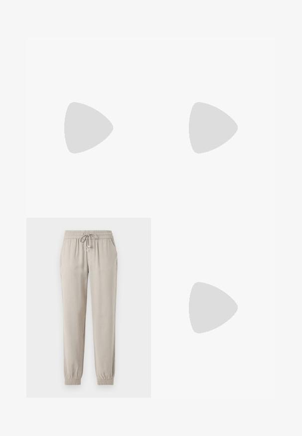Kortærmet striktrøje med sorte og hvide vandrette striber og en V-udskæring på en ensfarvet baggrund.; Lys beige jogger-bukser lavet af blødt stof, med en elastisk talje med snor, sidelommer og elastiske manchetter.; Sort flad slingback med spids tå og dobbelte spænder, hvilende på grå asfalt nær flisevæg.; Sort læder skuldertaske med spænde på remmen, afrundede kanter og kontrasterende hvide syninger på en ensfarvet baggrund.