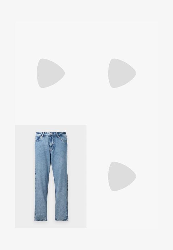 Sort bomulds t-shirt med korte ærmer, der har et hvidt tekslogo "karl lagerfeld jeans" på forsiden. Rund hals design.; Lyseblå denimjeans med lige ben, udstyret med lynlås, fem lommer og en subtil slidt tekstur.; Sort læderankelstøvle med spids tå og lav kitten-hæ, vist vinklet mod en poleret gulv- og glasblokvæg.; Sorte solbriller med et strømlinet, vinklet design, mørke linser og et kontrasterende sølvlogo på siden. Glat plastoverflade.